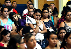 Un grupo de jóvenes inmigrantes asisten a un foro informativo sobre el plan de acción diferida en Massachussets. © Barry Chin/The Boston Globe via Getty Images