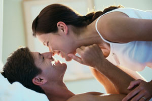 Photo: Couple laughing // Thinkstock