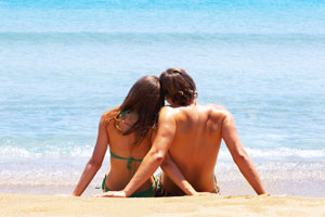 Photo: Couple on the beach // Shutterstock