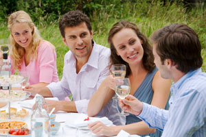 Photo: Friends eating // Thinkstock