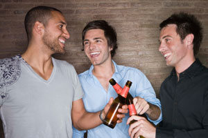 Photo: Men drinking beer // iStock