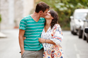 Photo: Couple kissing // Getty