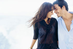 Photo: Couple near water // Thinkstock