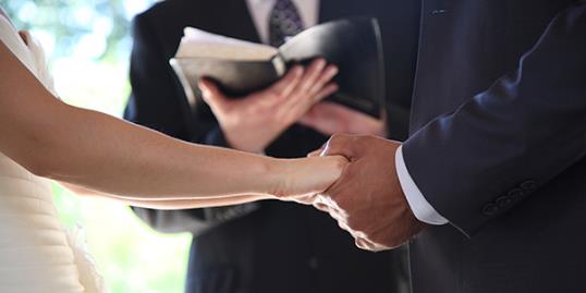 Photo: Bride and groom getting married / g01xm/Getty Images