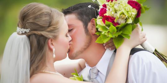 Photo: Bride and groom / Westend61/Getty Images