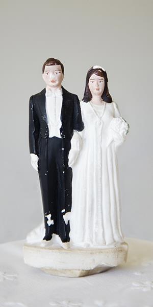 Photo: Bride and groom cake topper / Jacqueline Veissid/Getty Images