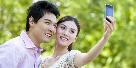 Photo: Couple poses for Facebook post / Ciaran Griffin/Getty Images