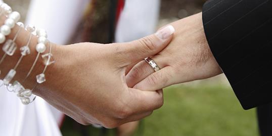 Marriage rates at a new low / CostinT/Getty Images 