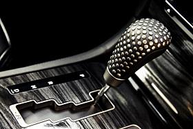 Chrysler 300 John Varvatos shifter (c) Chrysler