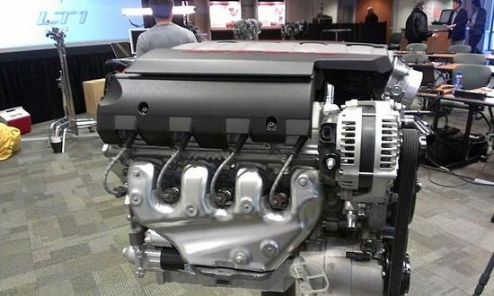 Side view of 2104 Chevrolet Corvette V8 engine (© Dale Jewett of Autoweek)