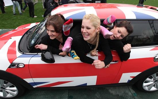 28 women gymnasts fit in a MINI Cooper (© BMW GroupO