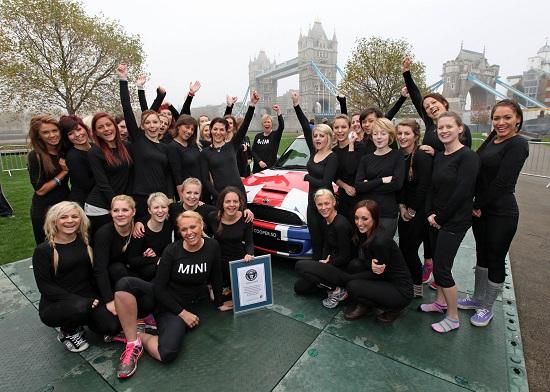 28 gymnasts fit in a MINI Cooper (© BMW Group)