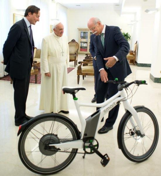 Daimler chairman Dieter Zetsche presents Pope Francis with eBike. Photo by Daimler.