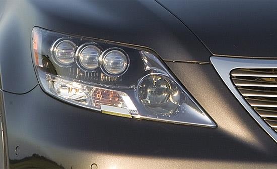 Lexus LS 600hL LED headlamps (c) Lexus