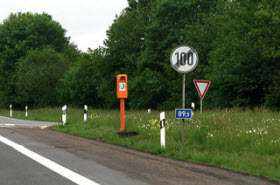 German autobahn end speed limit sign. Photo by Flikr user aperture_lag.