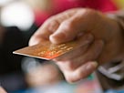 Image: Man paying with credit card (© UpperCut Images/UpperCut Images/Getty Images)