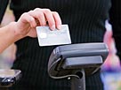 Image: woman swiping a credit card © Rubberball/Mike Kemp/Rubberball/Getty Images