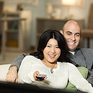 Couple on sofa watching television together © Blend Images, Hill Street Studios, the Agency Collection, Getty Images