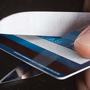 Image: Close up of scissors cutting a credit card© Roy Hsu/Photographer