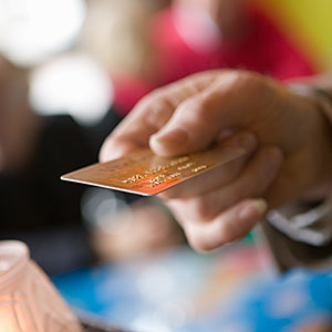 Image: Man paying with credit card © UpperCut Images/UpperCut Images/Getty Images