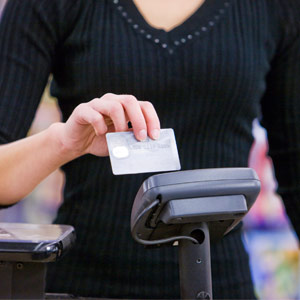 Image: Woman swiping a credit card © Rubberball, Mike Kemp, Rubberball, Getty Images