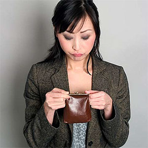 Image: Woman looking at coin purse © Meiko Arquillos, Getty Images