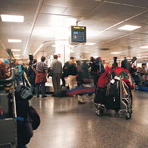 Image: Airport baggage claim (© Digital Vision/Getty Images)