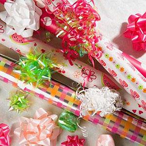 Image: Gift wrap (© Image Source/Jupiterimages/Jupiterimages)