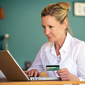 Image: Woman with a credit card © Alistair Berg, Digital Vision, Getty Images