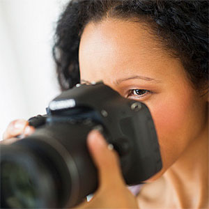 Hispanic woman taking photographs with camera © JGI, Tom Grill, Blend Images, Getty Images