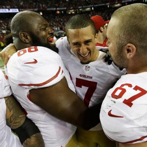 San Francisco 49ers' Colin Kaepernick (7) celebrates with Leonard Davis and Daniel Kilgore after the NFL football NFC Championship game (© Dave Martin/AP Photo)