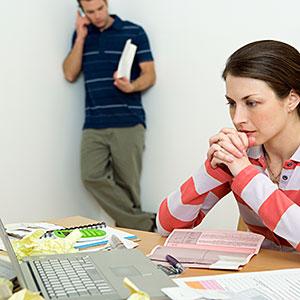 Image: Concerned couple with paperwork © Thinkstock, Comstock, Getty Images