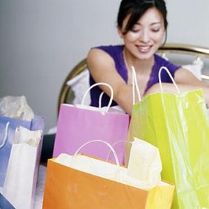Image: Woman with shopping bags (© Tanya Constantine/Getty Images)