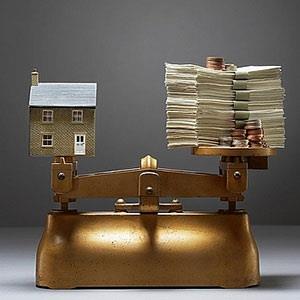 Image: House and money on scales (© MOODBOARD/age fotostock)