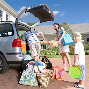 Family of three loading car with luggage, low angle view © Juice Images, Cultura, Getty Images