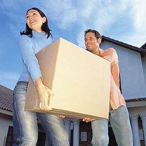 Image: Couple packing their house (© Image Source/PictureQuest)