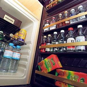 Hotel mini bar © Jack Sullivan, Alamy