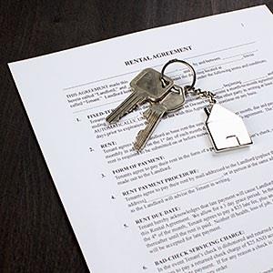 Image: A rental agreement and two keys on a house shaped key ring © Epoxydude, fStop, Getty Images
