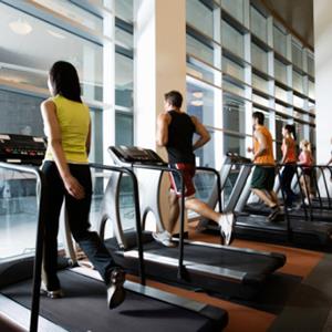 People on treadmills at the gym (© Fuse/Getty Images)