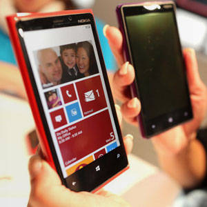 Credit: Spencer Platt/Getty Images
Caption: The new Nokia Lumia 920 (L) and 820 Windows smartphones
