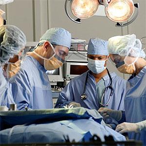 Surgeons operating on patient © Pete Saloutos UpperCut Images Getty Images