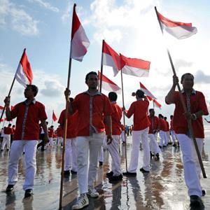 Balinesian people hold Indonesian national flags during a ceremony to celebrate Indonesia's upcoming independence day in Kuta on August 16, 2011
© SONNY TUMBELAKA/AFP/Getty Images