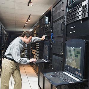 Man working in data center © Erik Isakson, Tetra images, Getty Images