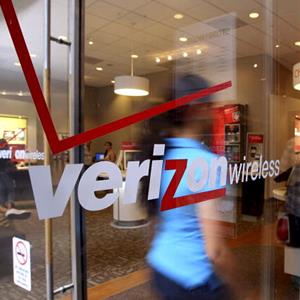 Customers enter a Verizon Wireless store in New York City on July 23, 2010 (© Jin Lee/Bloomberg via Getty Images)