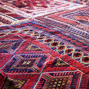 Image: Design on rug in market © Image Source/Getty Images