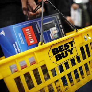 Shoppers move through a Best Buy store on November 23, 2012 in Naples, Florida (© Spencer Platt/Getty Images)