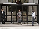 Image: People waiting for bus (© Image Source/Getty Images)