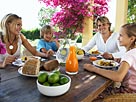 Image: Parents and children eating at table © Maria Teijeiro/Digital Vision/Getty Images

