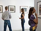 Image: People looking at pictures in art gallery © Tetra Images/Getty Images