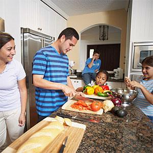Logo: Family preparing food (ERproductions Ltd, Blend Images, Getty Images)